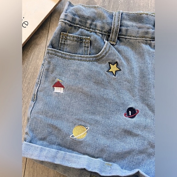 Solar system patch high waisted elastic band cuffed shorts. - Picture 2 of 6